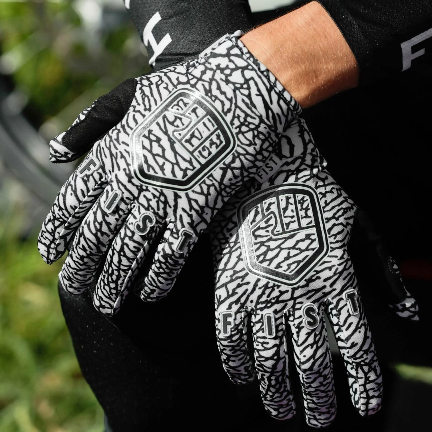 FIST STRAPPED GLOVE ELEPHANT - Image 3